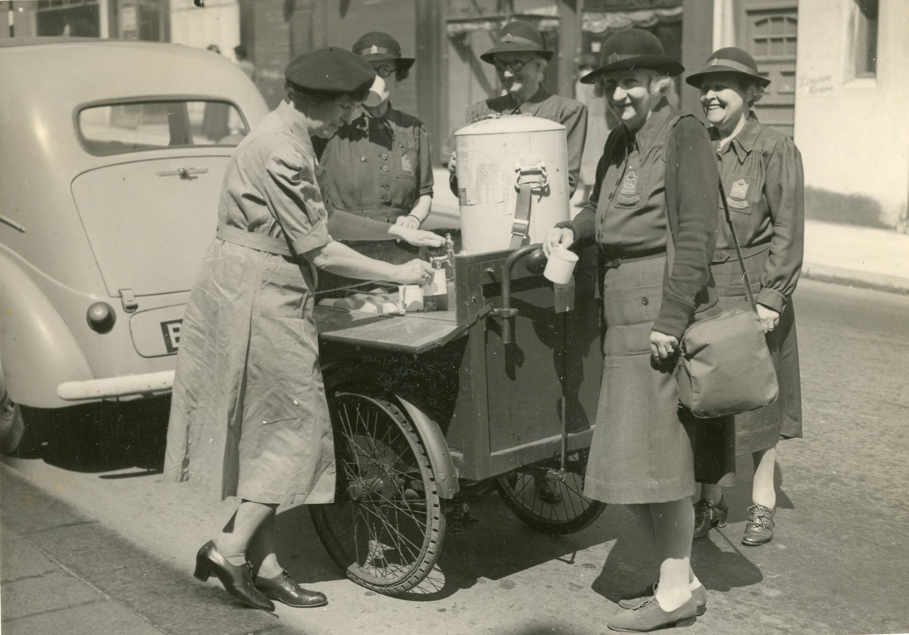 Lady Worsley trying out a WVS snack bar trailer, 19 June 1943
