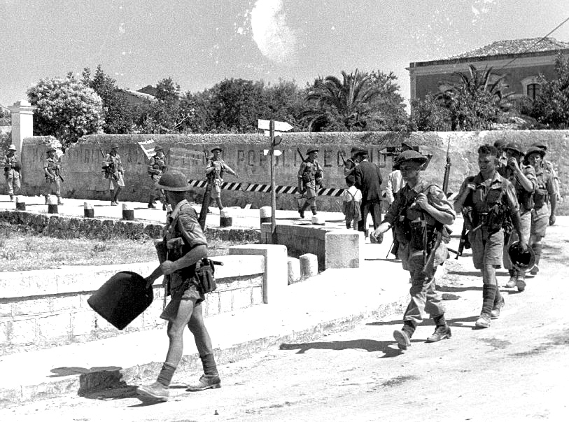 Allied soldiers enter Sicily 1943