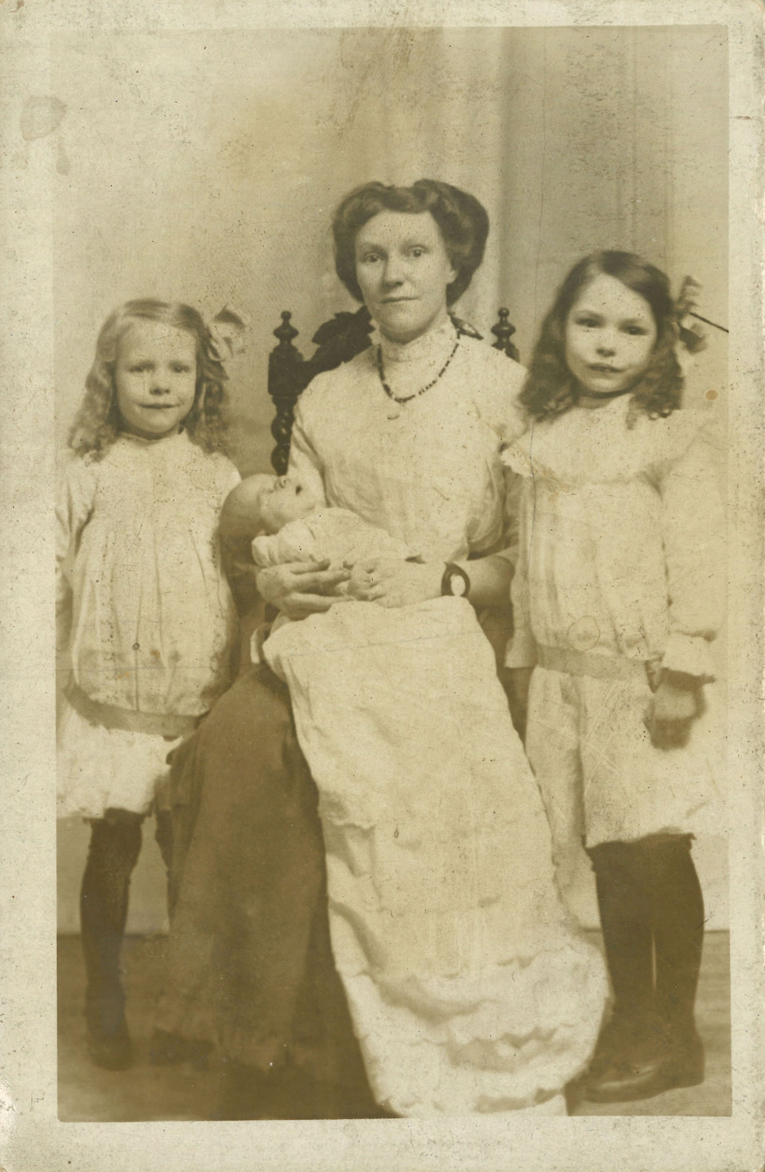 Harriet Beatrice Boorman (David Walliams' paternal great grandmother) with her 3 children, Ivy (David Walliams'
		grandmother), John and Louise - 1915
