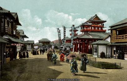 A Street Scene in the Japan - British Exhibition ( parasol, 1910, England, Exhibition, Hammersmith and Fulham, Japan British Exhibition, Kimono, London, parasol, Umbrella, White City)