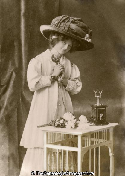 Loves telephone Engaged (1910, flowers, hat, Love, table, Telephone)