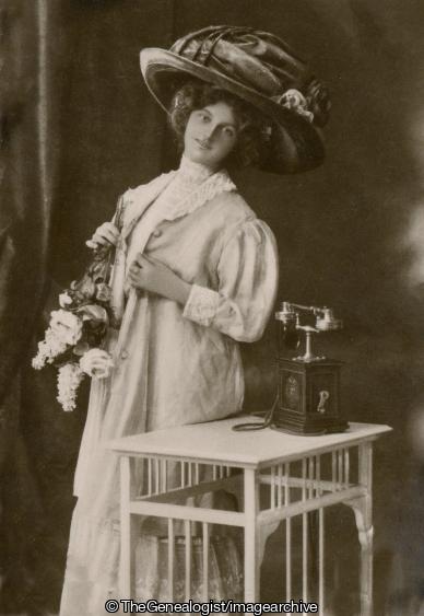 Loves telephone Fondly (1910, flowers, hat, Love, table, Telephone)
