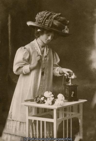 Loves telephone ring (1910, flowers, hat, Love, table, Telephone)