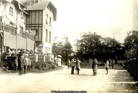 Medal being awarded to injured soliders (France, Golf Hotel at Le Tréport, Hospital, Lady Murray's No 10 Red Cross Hospital, Le Tréport, Nurse, Red Cross, Soldier, WW1)