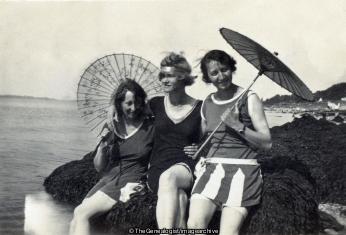 Three with parasol (bathing costume, Bathing Set, C1920, girls, parasol, Swimming)