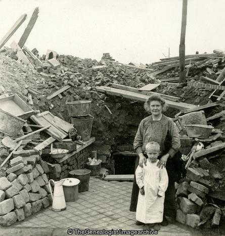 WWI - A Family Living in Their Ruined House Lens (3d, France, Lens, Nord-Pas de Calais, Rubble, Ruins, Social, WW1)