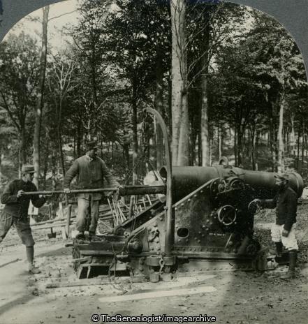 WWI - French Gunners Charging Huge 270mm (Howitzer) in Forest of Argonne (270mm Howitzer, 3d, Argonne Forest, Artillery, France, French, Gunner, Howitzer, Loading, Ramrod, Weapon, WW1)